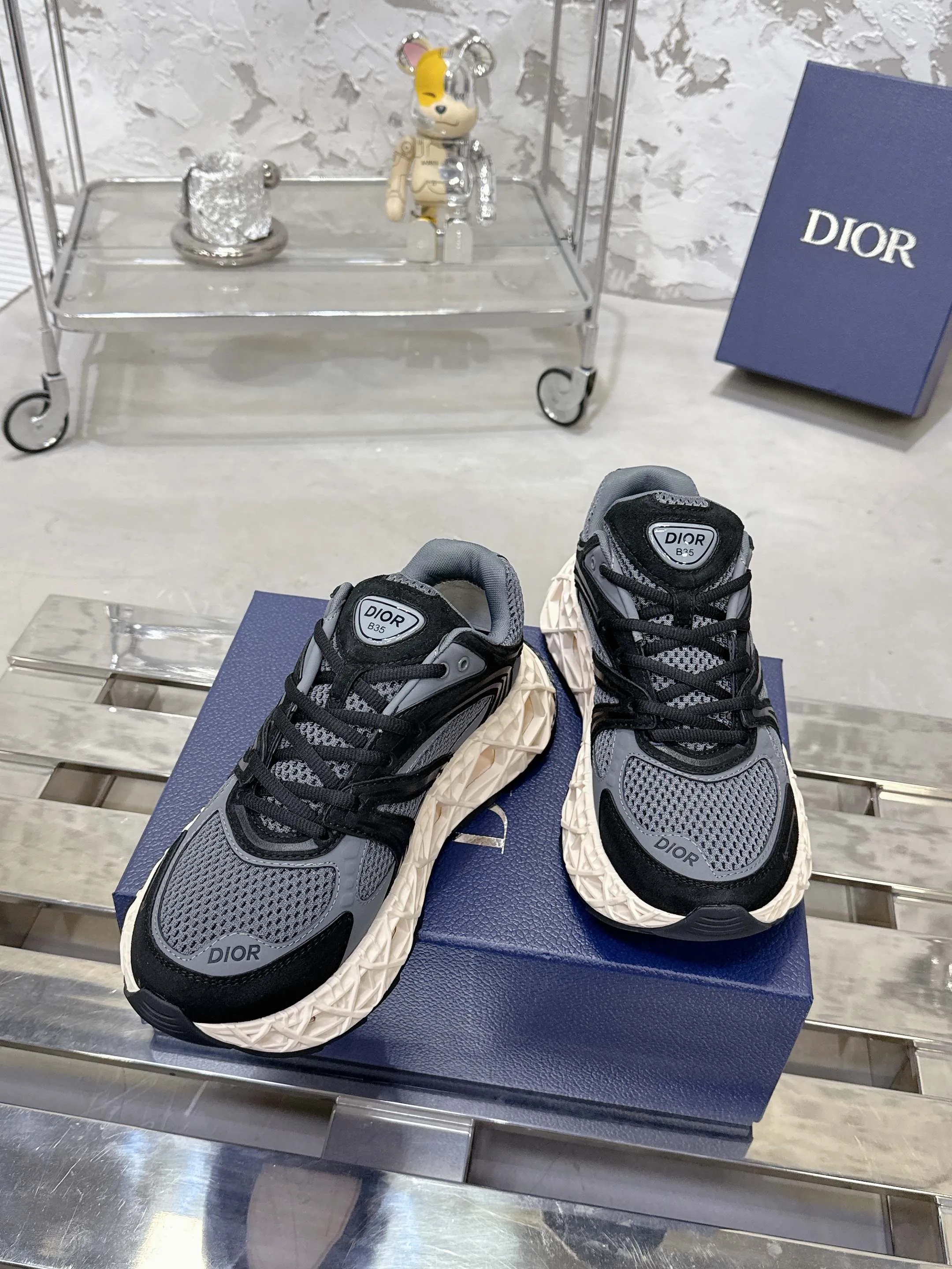 Factory price 780💰 Top version! ! ! Dior (B35) DIOR spring and summer men's wear show, the show was held at the Valle de Grasse School in Paris. Kim Jones drew inspiration from the works of South African artist Hylton Nel. The details of the shoes, clog soles and tribal elements, cleverly blended luxury craftsmanship and practicality, with fresh childishness and bright temperament, creating a new season hot spot. Dior KAWA Dior co-branded casual sports shoes reinterpret running shoes with Dior's high-end style. B35 is made of fine-textured leather and mesh fabric materials. It can be worn in all seasons, is comfortable and breathable, and has multiple lines on the shoe body to outline details. It has a full retro three-dimensional feel and can create a casual look all year round! Fabric: Cowhide/customized cloth material Lining: Imported breathable mesh Outsole: Original molded outsole Size: 39-46 (customized at 45.46)